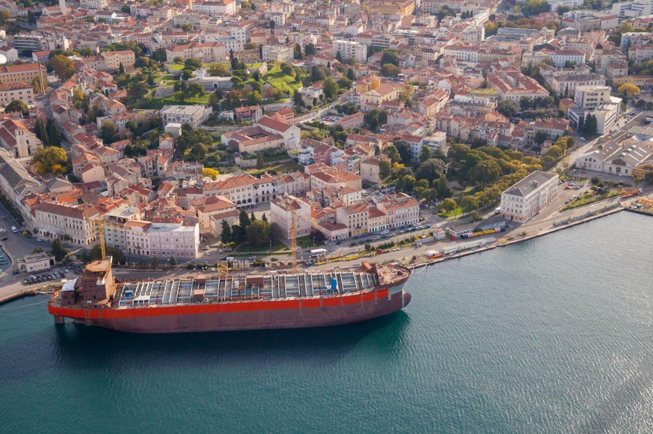 Main Square Apartments With Sea View Pula Bagian luar foto