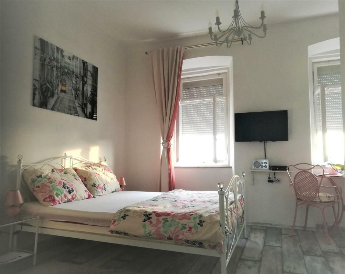 Main Square Apartments With Sea View Pula Bagian luar foto