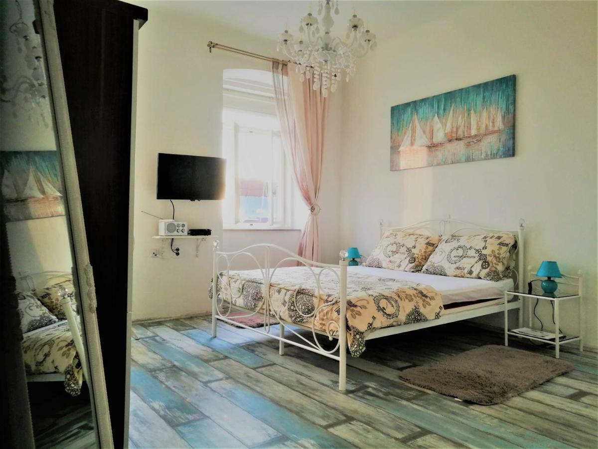 Main Square Apartments With Sea View Pula Bagian luar foto