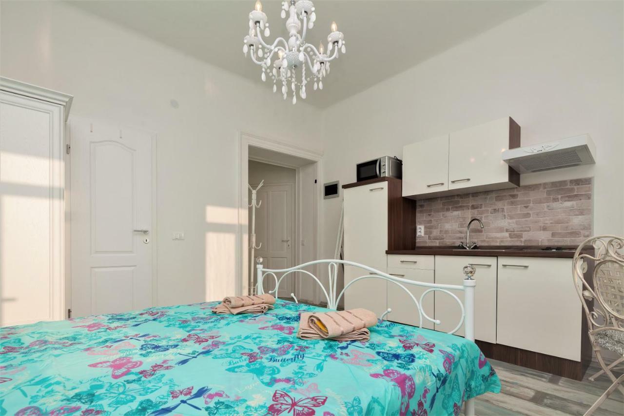 Main Square Apartments With Sea View Pula Bagian luar foto